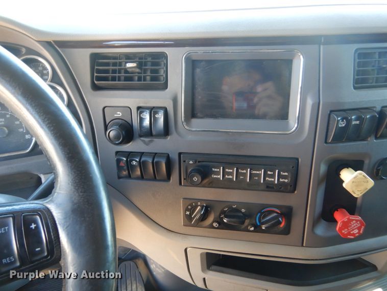 image for item FX9187 2014 Peterbilt 587  semi truck