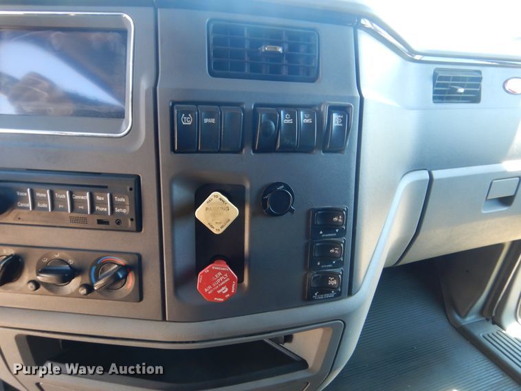 image for item FX9187 2014 Peterbilt 587  semi truck