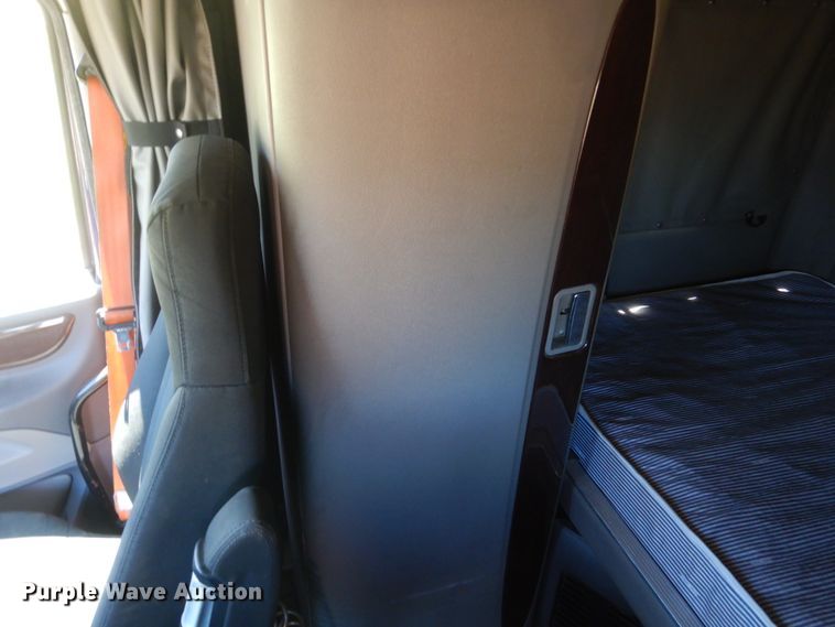 image for item FX9187 2014 Peterbilt 587  semi truck