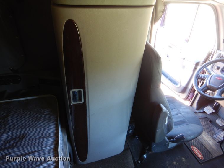 image for item FX9187 2014 Peterbilt 587  semi truck