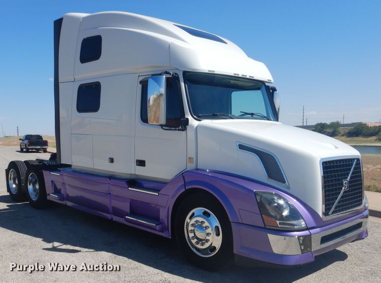 image for item GE9393 2012 Volvo VN semi truck