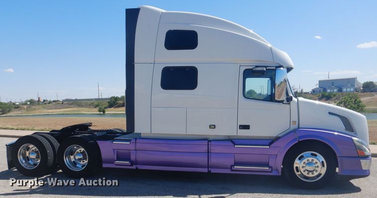 image for item GE9393 2012 Volvo VN semi truck