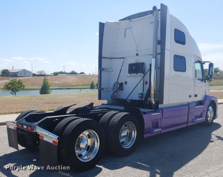 image for item GE9393 2012 Volvo VN semi truck