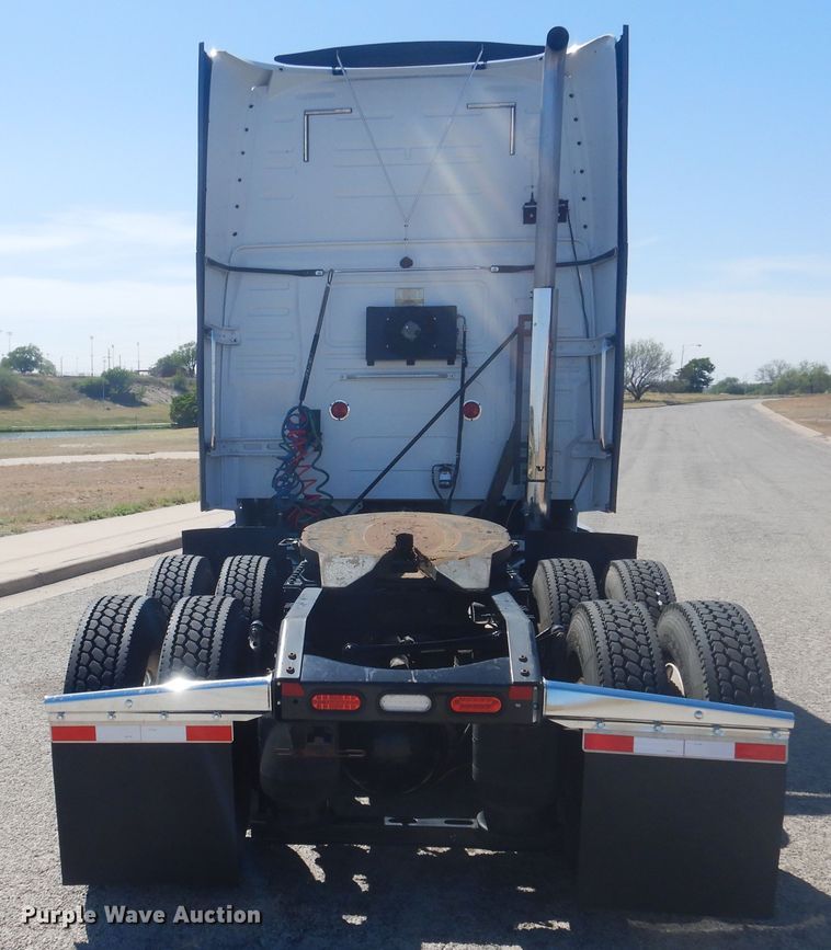 image for item GE9393 2012 Volvo VN semi truck