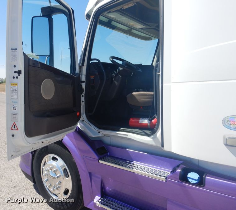 image for item GE9393 2012 Volvo VN semi truck