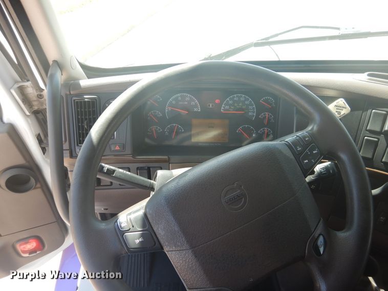 image for item GE9393 2012 Volvo VN semi truck