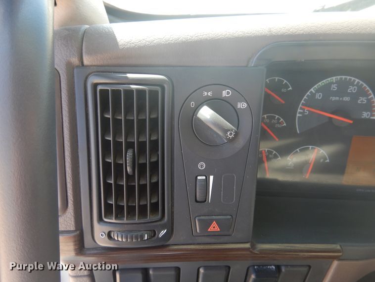 image for item GE9393 2012 Volvo VN semi truck