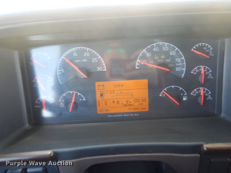 image for item GE9393 2012 Volvo VN semi truck