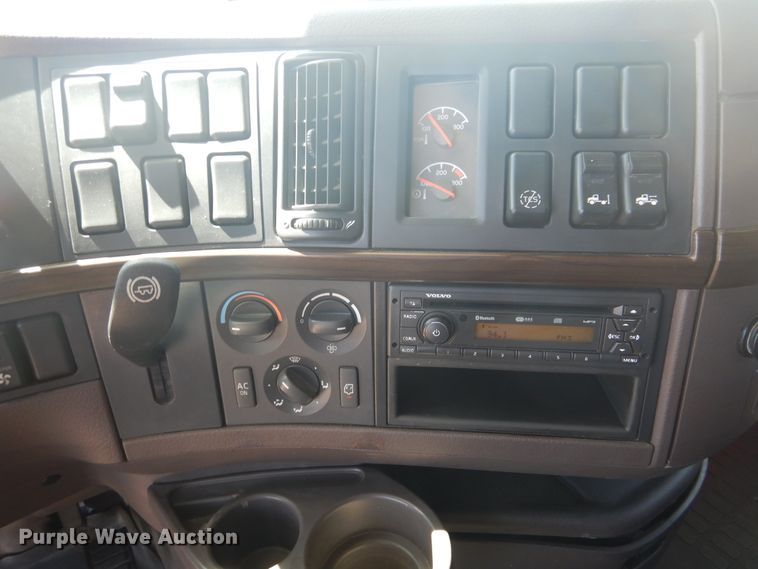 image for item GE9393 2012 Volvo VN semi truck