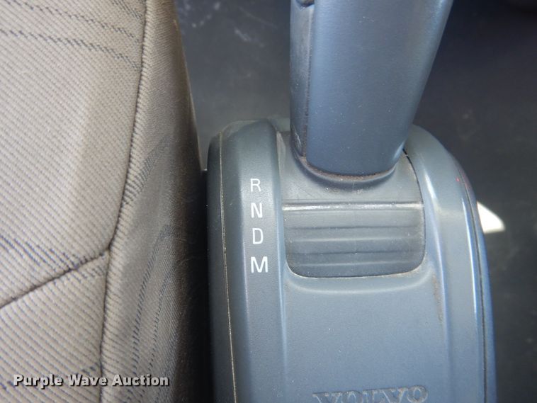 image for item GE9393 2012 Volvo VN semi truck