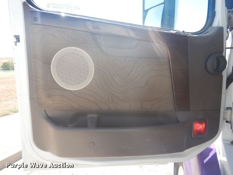 image for item GE9393 2012 Volvo VN semi truck