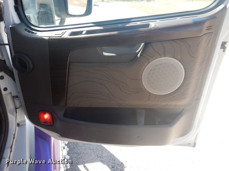 image for item GE9393 2012 Volvo VN semi truck