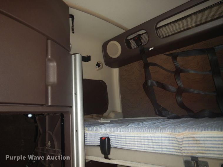 image for item GE9393 2012 Volvo VN semi truck