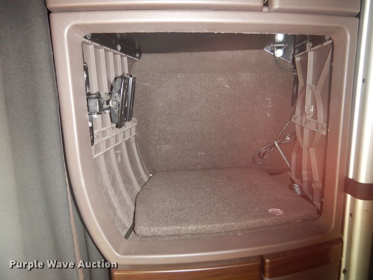 image for item GE9393 2012 Volvo VN semi truck