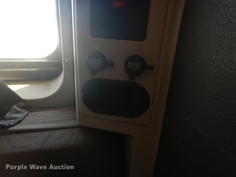 image for item GE9393 2012 Volvo VN semi truck