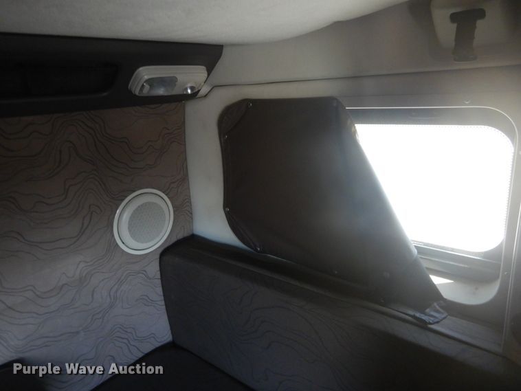 image for item GE9393 2012 Volvo VN semi truck