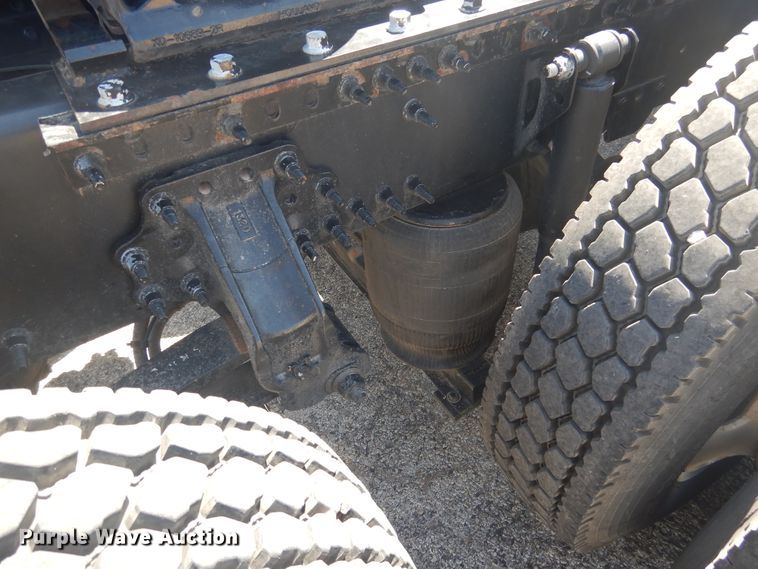 image for item GE9393 2012 Volvo VN semi truck