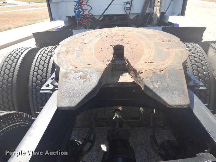 image for item GE9393 2012 Volvo VN semi truck