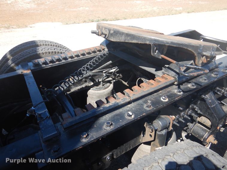 image for item GE9393 2012 Volvo VN semi truck