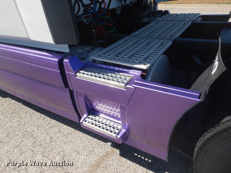 image for item GE9393 2012 Volvo VN semi truck