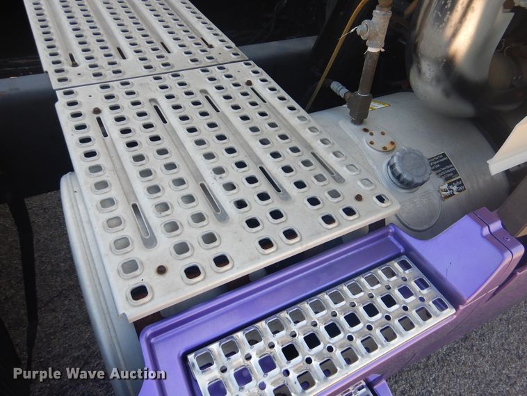 image for item GE9393 2012 Volvo VN semi truck