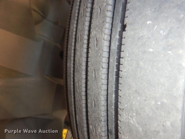 image for item GE9393 2012 Volvo VN semi truck