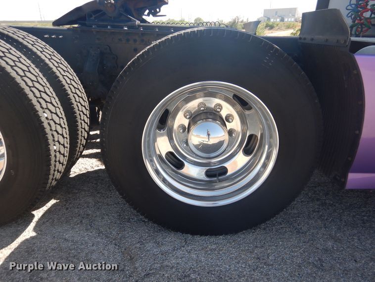 image for item GE9393 2012 Volvo VN semi truck