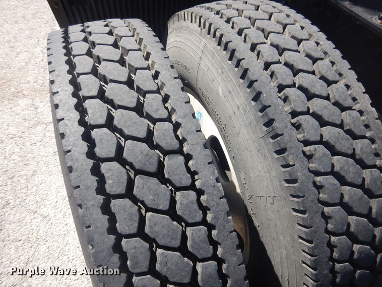 image for item GE9393 2012 Volvo VN semi truck