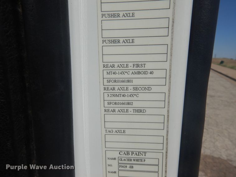 image for item GE9393 2012 Volvo VN semi truck