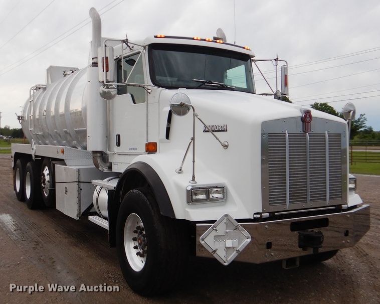 image for item GF9210 2006 Kenworth T800  tank truck