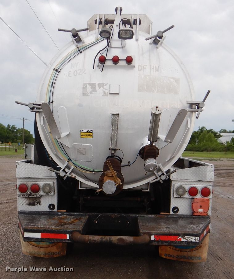 image for item GF9210 2006 Kenworth T800  tank truck