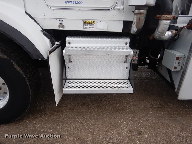 image for item GF9210 2006 Kenworth T800  tank truck