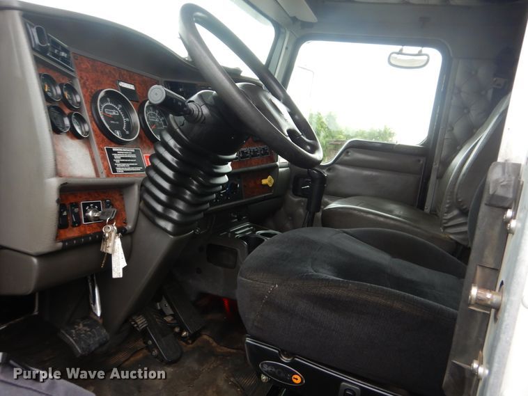 image for item GF9210 2006 Kenworth T800  tank truck