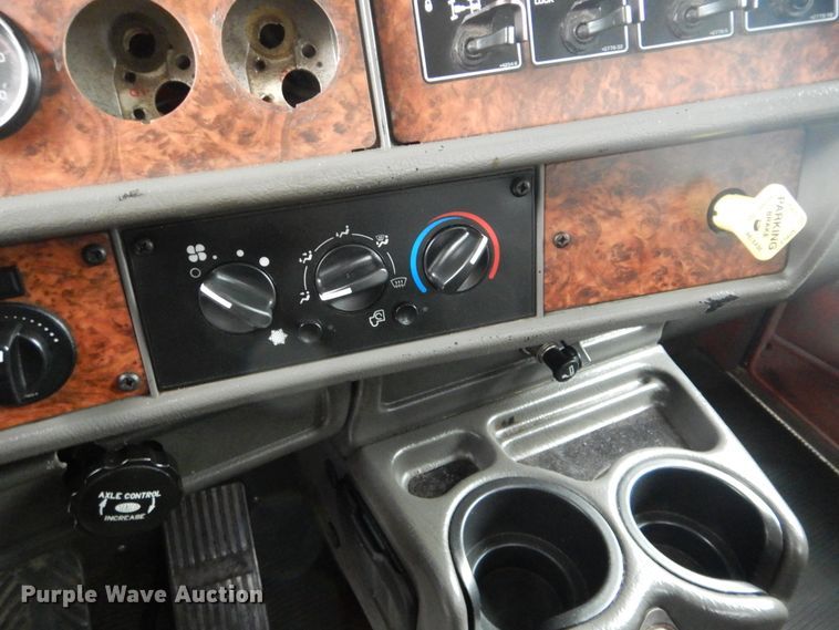 image for item GF9210 2006 Kenworth T800  tank truck