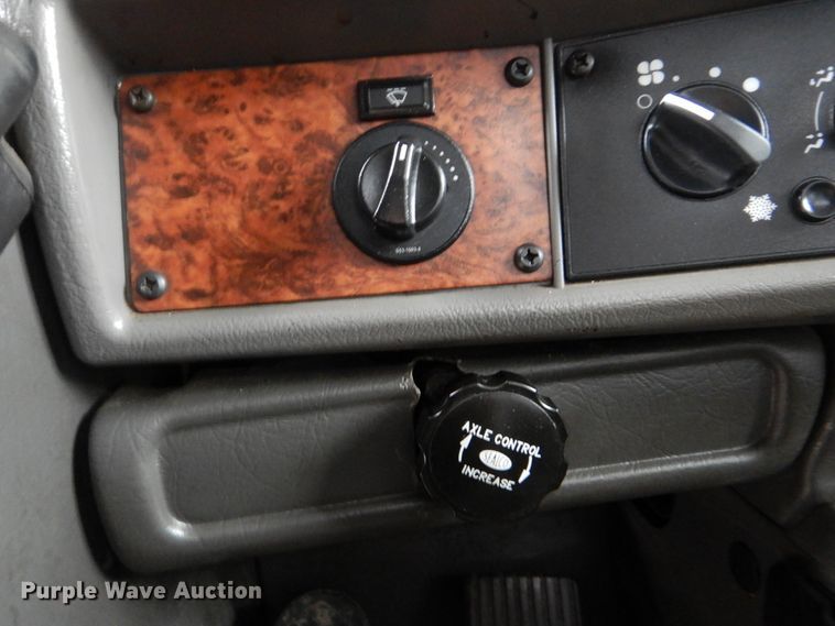 image for item GF9210 2006 Kenworth T800  tank truck