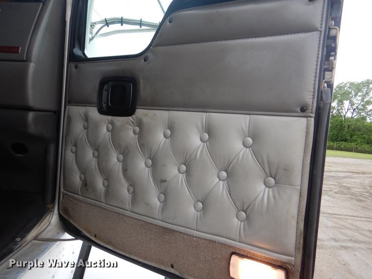 image for item GF9210 2006 Kenworth T800  tank truck