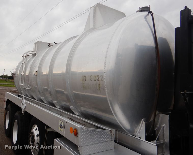 image for item GF9210 2006 Kenworth T800  tank truck