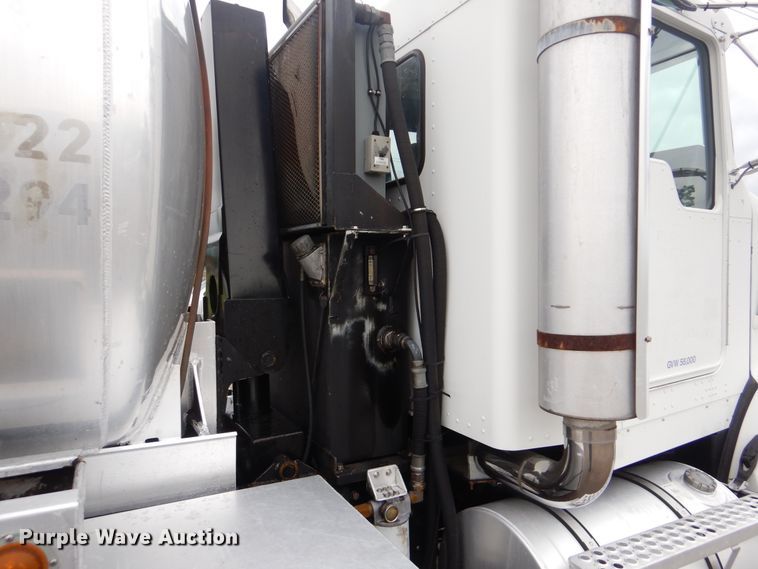 image for item GF9210 2006 Kenworth T800  tank truck