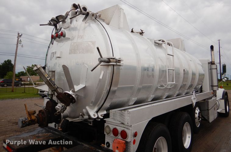 image for item GF9210 2006 Kenworth T800  tank truck