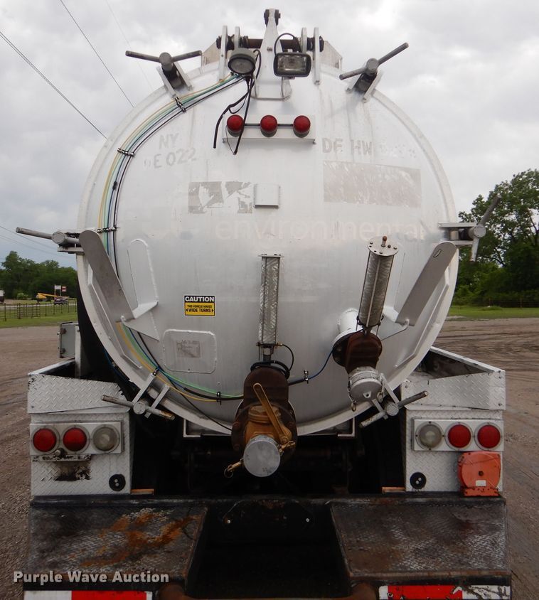 image for item GF9210 2006 Kenworth T800  tank truck