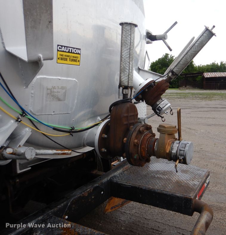 image for item GF9210 2006 Kenworth T800  tank truck