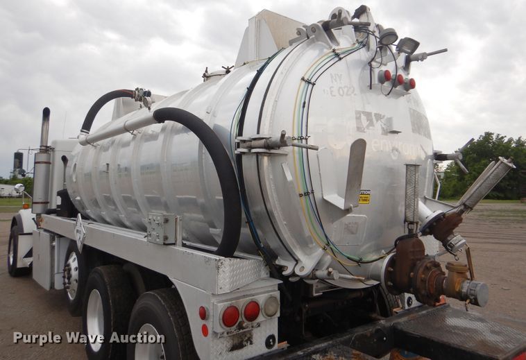 image for item GF9210 2006 Kenworth T800  tank truck