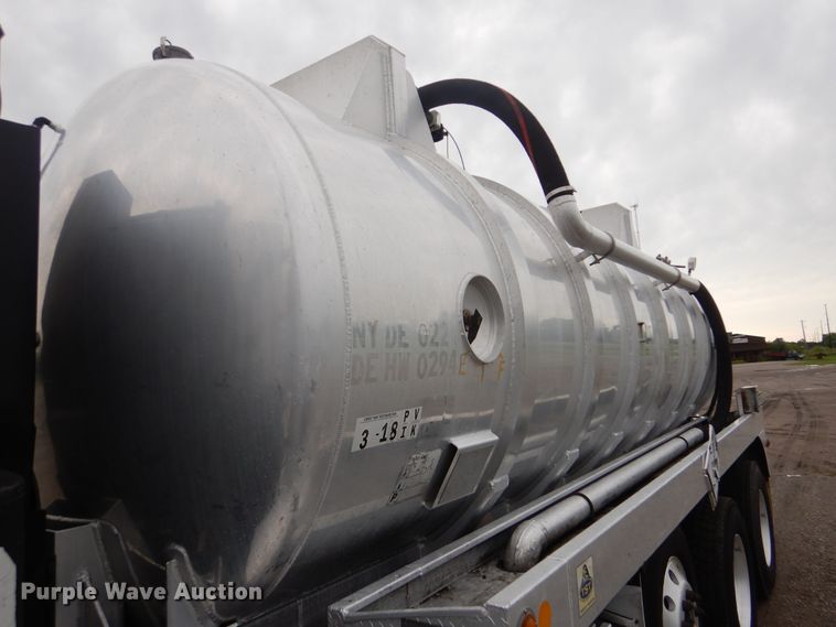 image for item GF9210 2006 Kenworth T800  tank truck