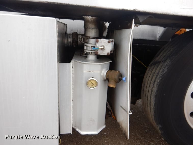 image for item GF9210 2006 Kenworth T800  tank truck