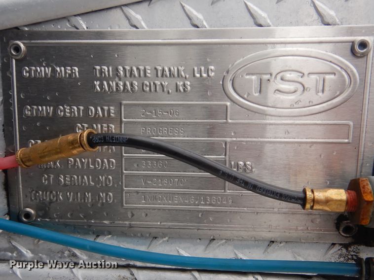 image for item GF9210 2006 Kenworth T800  tank truck