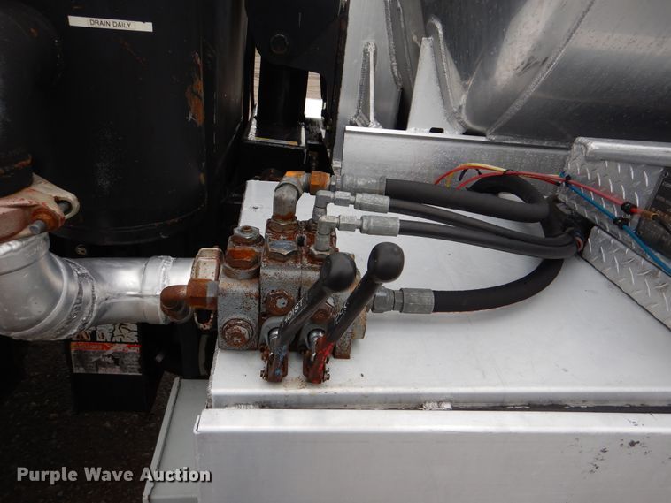 image for item GF9210 2006 Kenworth T800  tank truck