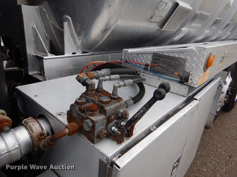 image for item GF9210 2006 Kenworth T800  tank truck