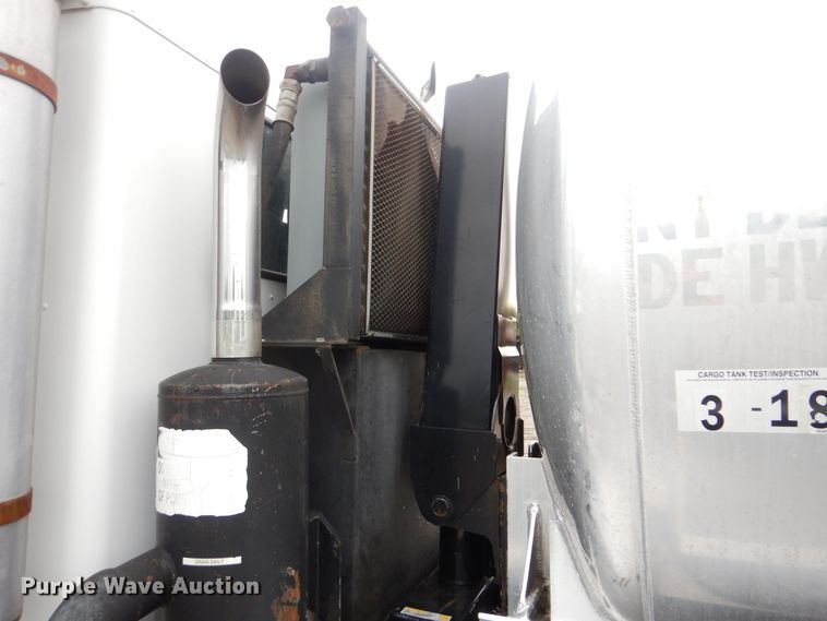 image for item GF9210 2006 Kenworth T800  tank truck