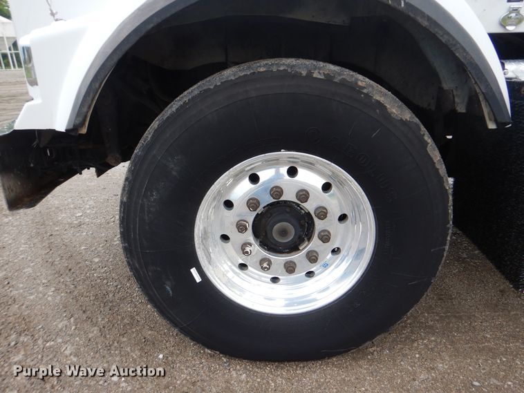 image for item GF9210 2006 Kenworth T800  tank truck