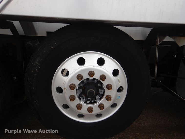 image for item GF9210 2006 Kenworth T800  tank truck